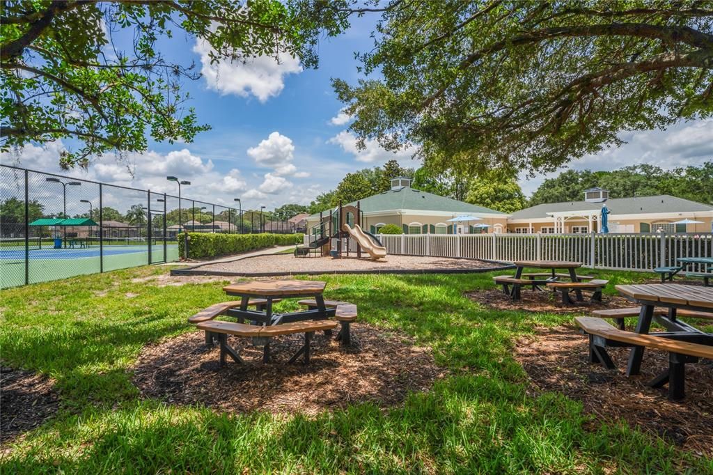 Под контрактом: $440,000 (4 спален, 3 ванн, 2468 Квадратных фут)