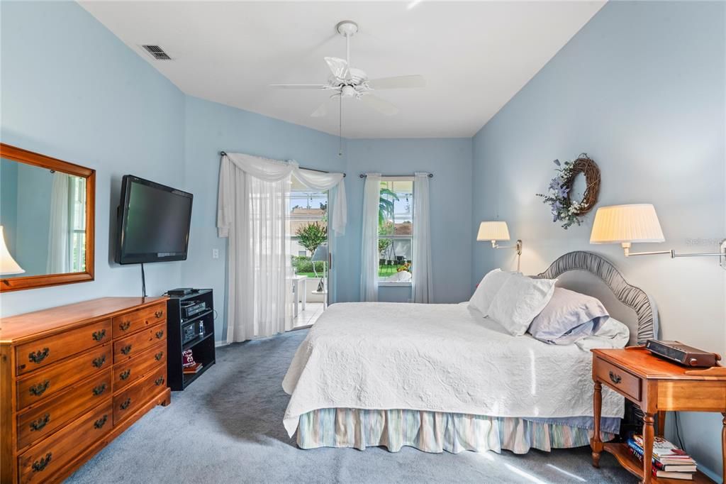 Под контрактом: $440,000 (4 спален, 3 ванн, 2468 Квадратных фут)