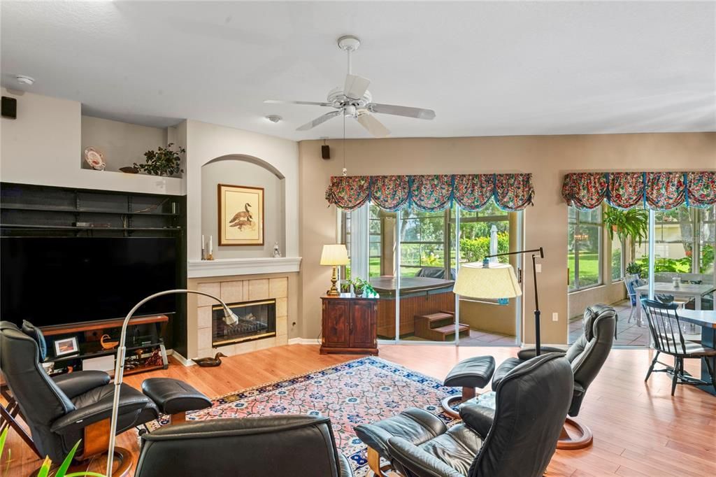 Под контрактом: $440,000 (4 спален, 3 ванн, 2468 Квадратных фут)