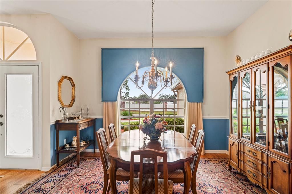 Под контрактом: $440,000 (4 спален, 3 ванн, 2468 Квадратных фут)