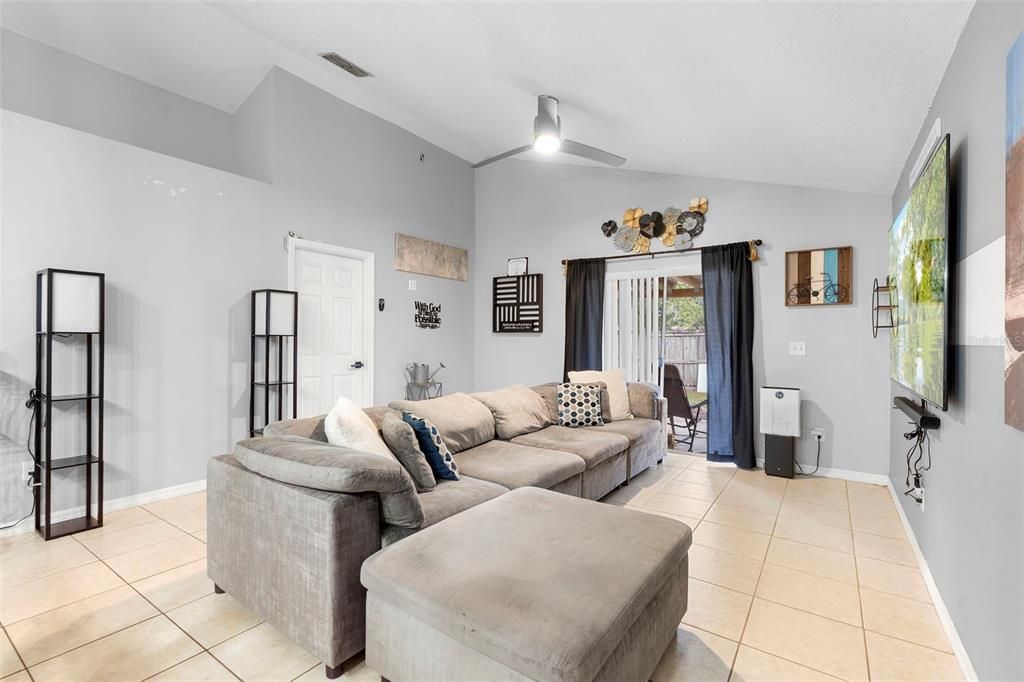 待售: $325,000 (3 贝兹, 2 浴室, 1213 平方英尺)