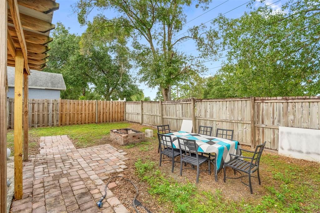 待售: $325,000 (3 贝兹, 2 浴室, 1213 平方英尺)