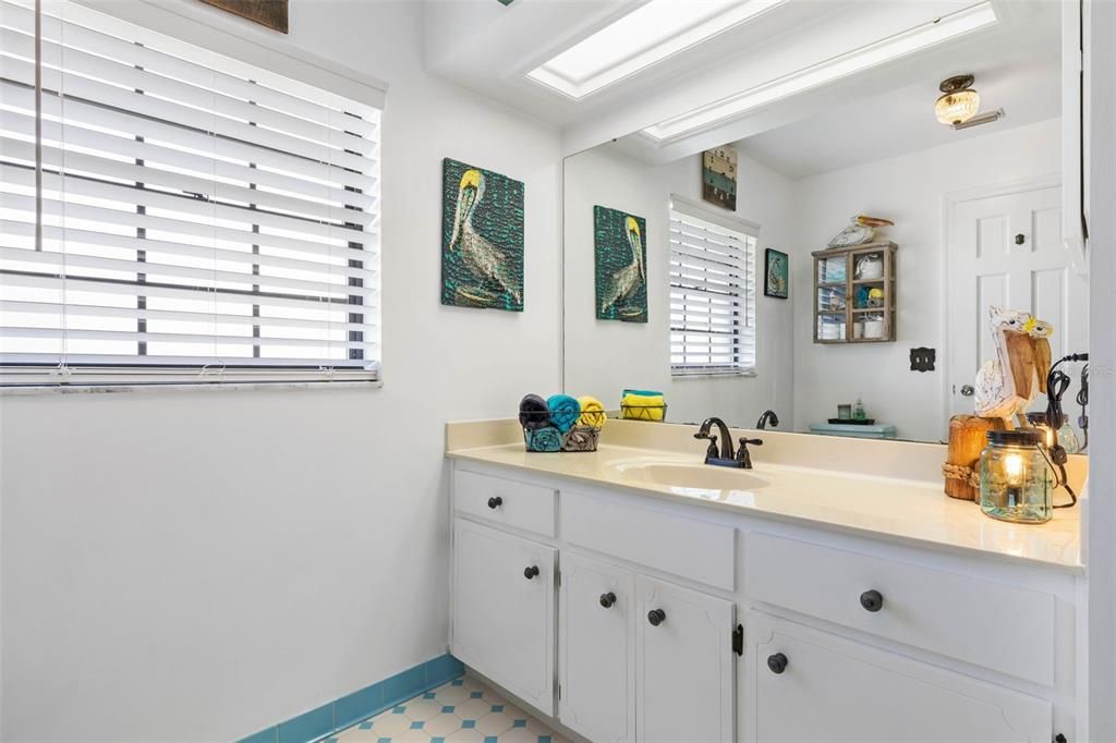 En Venta: $689,900 (3 camas, 2 baños, 2347 Pies cuadrados)