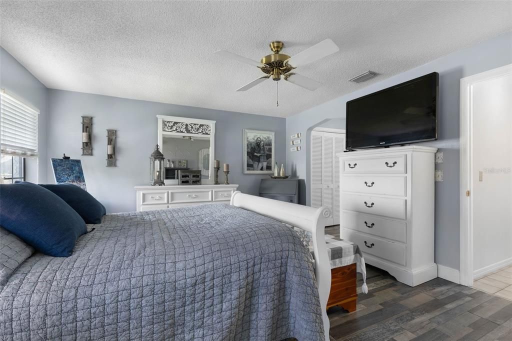 En Venta: $689,900 (3 camas, 2 baños, 2347 Pies cuadrados)