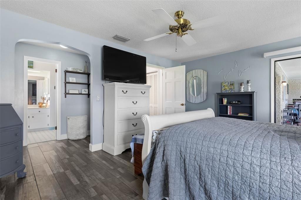 En Venta: $689,900 (3 camas, 2 baños, 2347 Pies cuadrados)