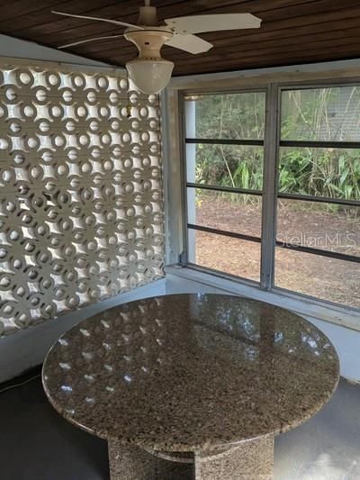 Active With Contract: $239,000 (2 beds, 1 baths, 952 Square Feet)