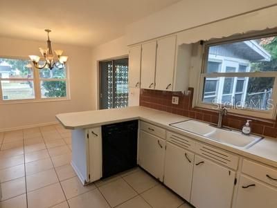 Active With Contract: $239,000 (2 beds, 1 baths, 952 Square Feet)