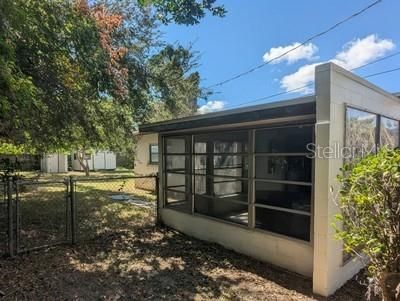 Active With Contract: $239,000 (2 beds, 1 baths, 952 Square Feet)