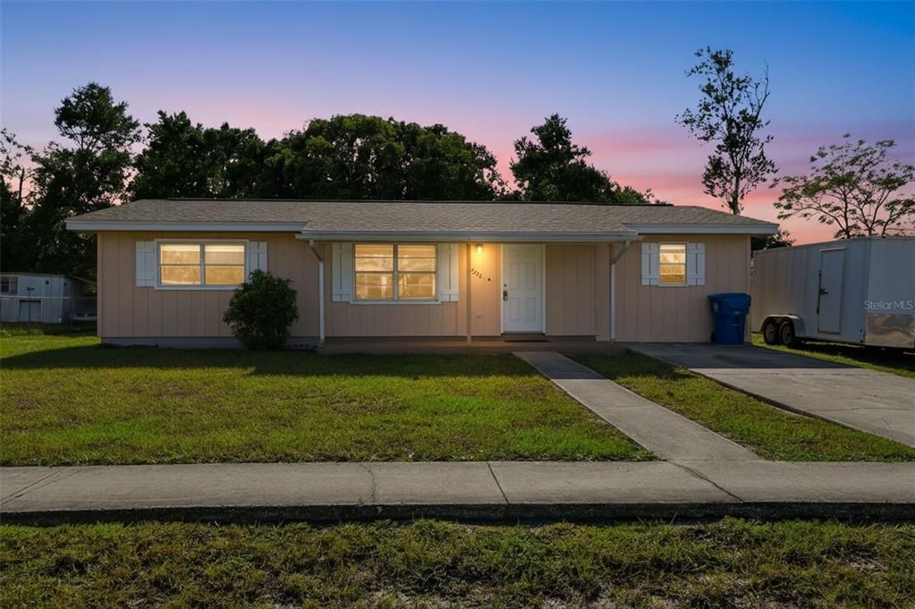 Active With Contract: $179,900 (2 beds, 1 baths, 864 Square Feet)