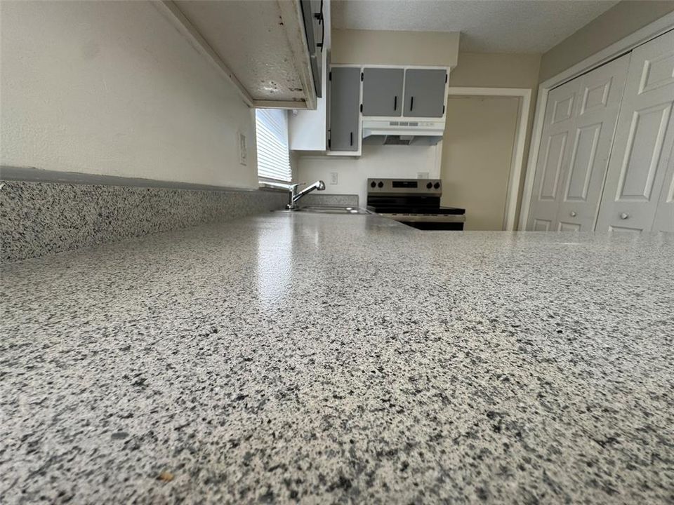 Active With Contract: $179,900 (2 beds, 1 baths, 864 Square Feet)