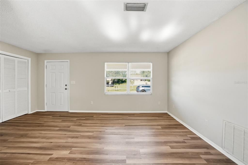 Active With Contract: $179,900 (2 beds, 1 baths, 864 Square Feet)