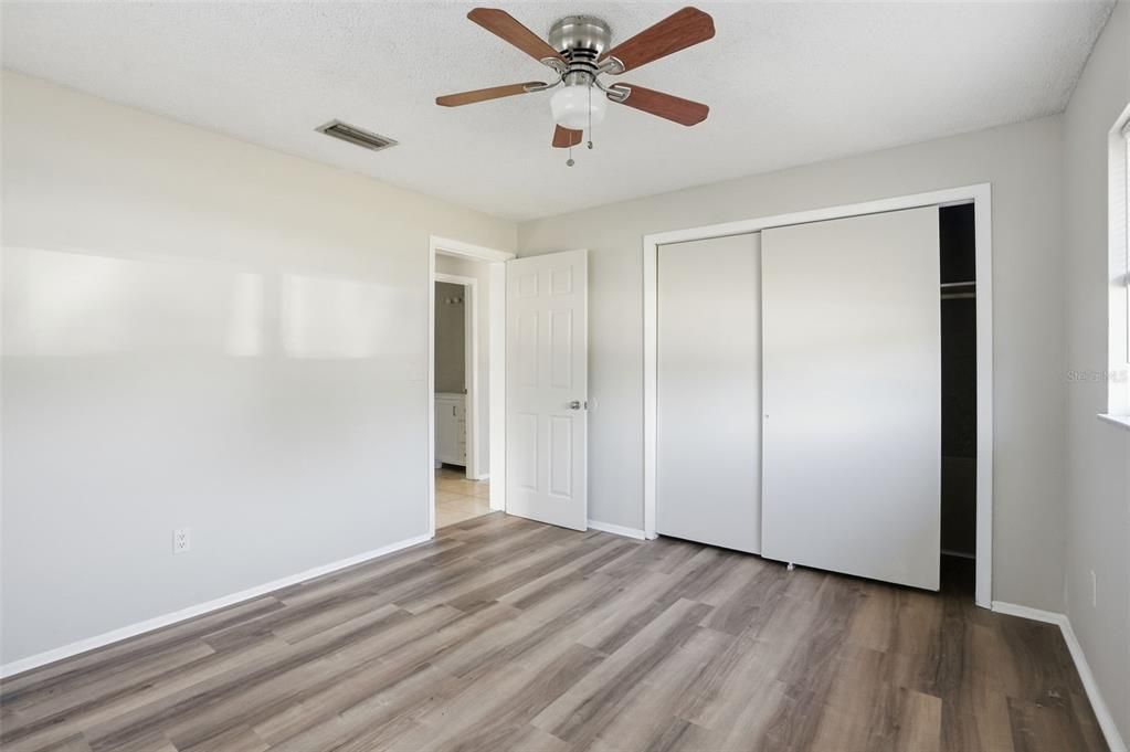 Active With Contract: $179,900 (2 beds, 1 baths, 864 Square Feet)