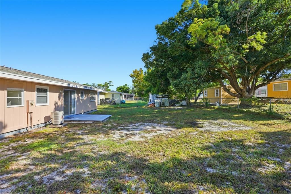 Active With Contract: $179,900 (2 beds, 1 baths, 864 Square Feet)