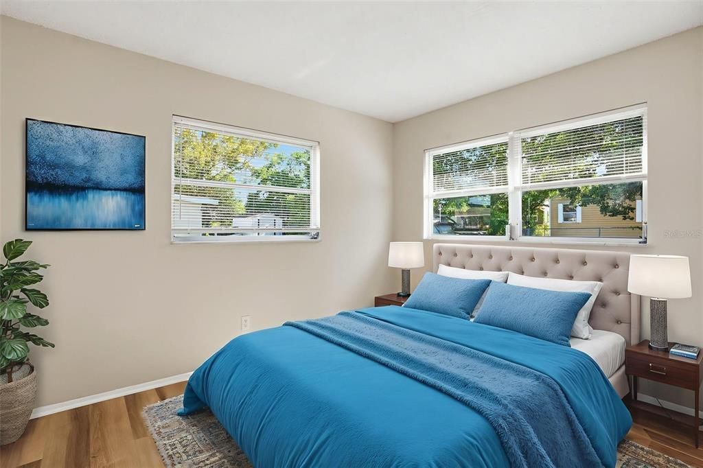 Active With Contract: $179,900 (2 beds, 1 baths, 864 Square Feet)