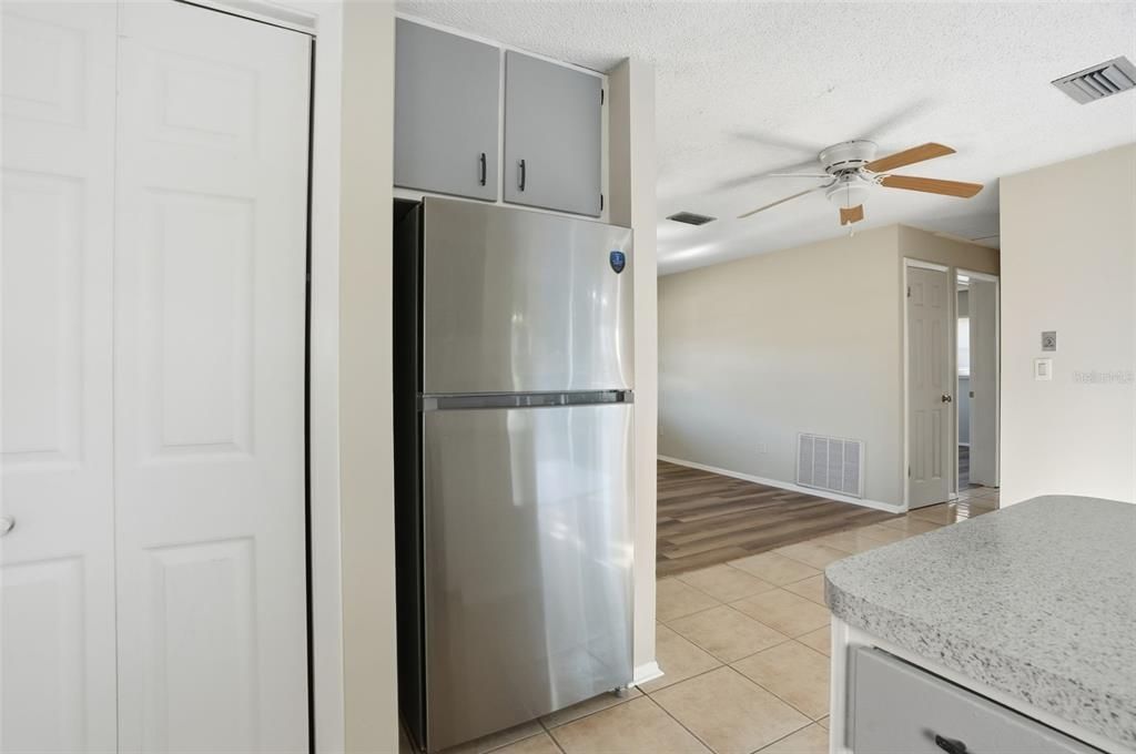 Active With Contract: $179,900 (2 beds, 1 baths, 864 Square Feet)