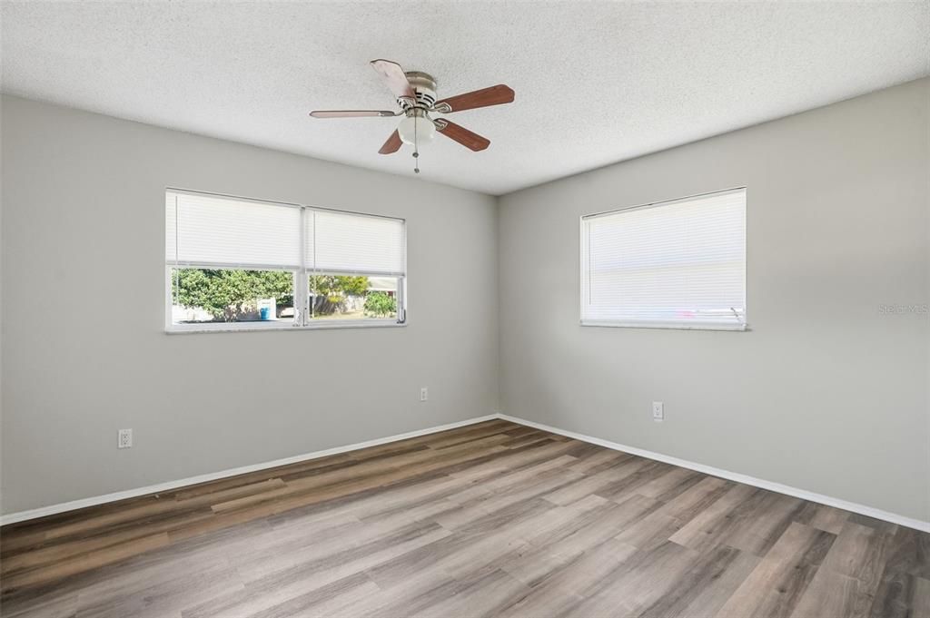 Active With Contract: $179,900 (2 beds, 1 baths, 864 Square Feet)