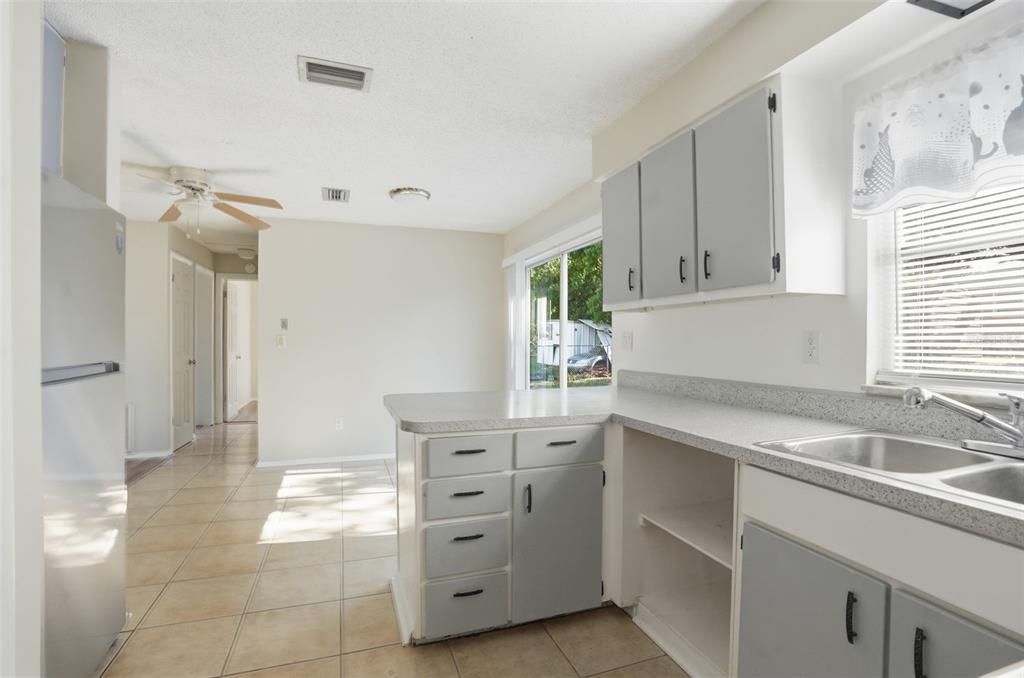 Active With Contract: $179,900 (2 beds, 1 baths, 864 Square Feet)