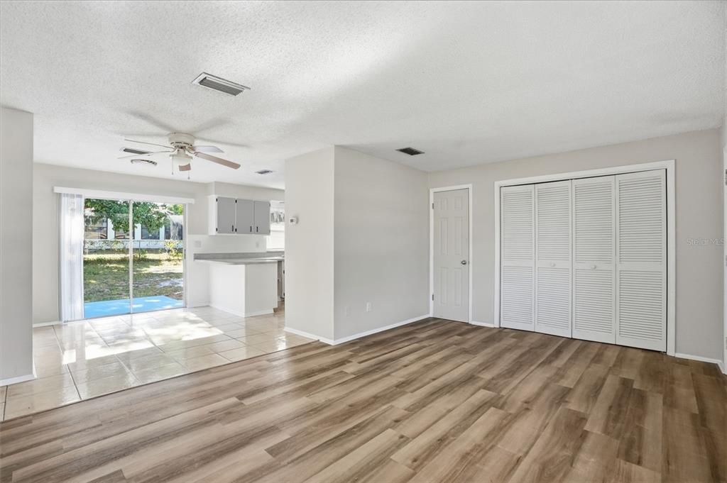 Active With Contract: $179,900 (2 beds, 1 baths, 864 Square Feet)