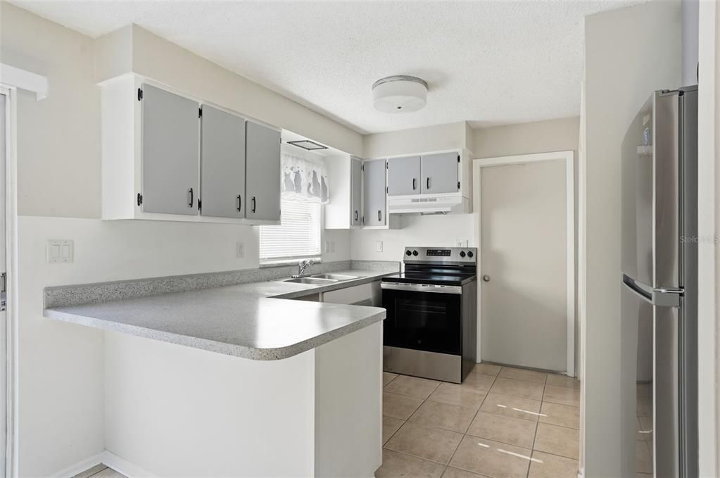 Active With Contract: $179,900 (2 beds, 1 baths, 864 Square Feet)