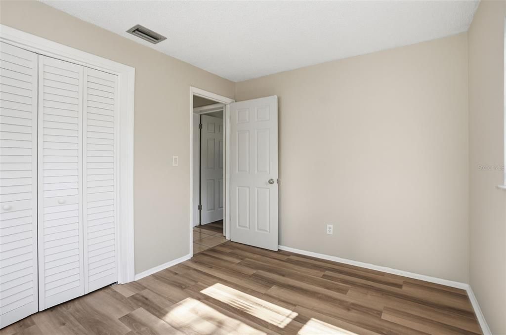 Active With Contract: $179,900 (2 beds, 1 baths, 864 Square Feet)