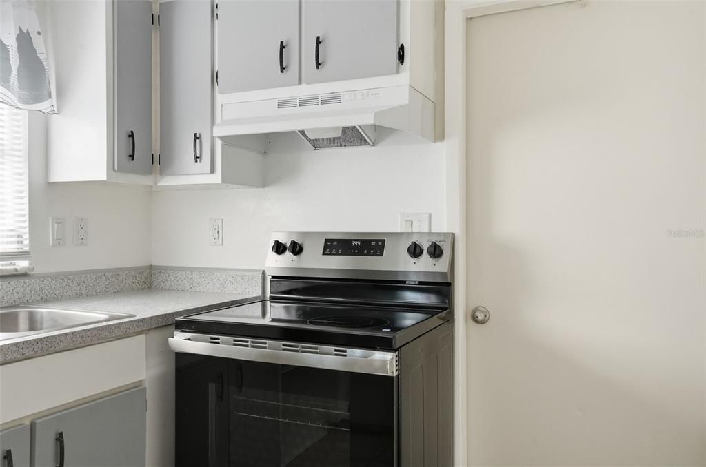 Active With Contract: $179,900 (2 beds, 1 baths, 864 Square Feet)