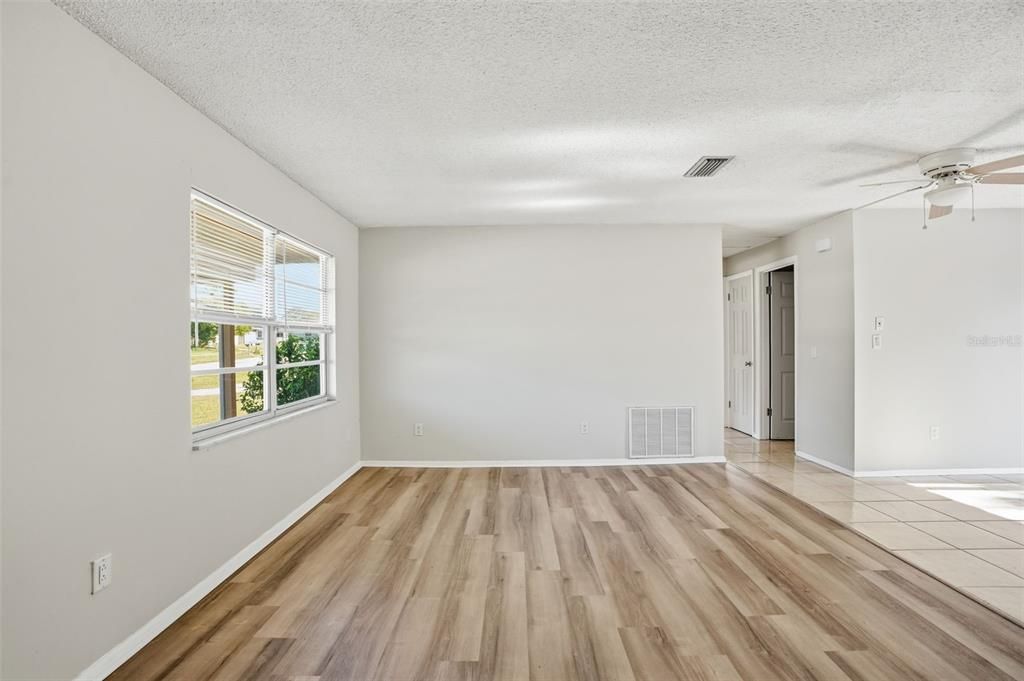 Active With Contract: $179,900 (2 beds, 1 baths, 864 Square Feet)