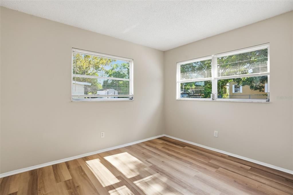 Active With Contract: $179,900 (2 beds, 1 baths, 864 Square Feet)