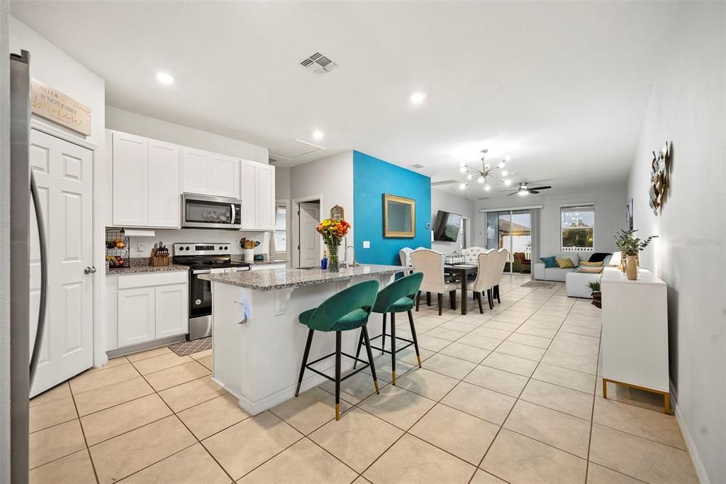 合同活跃: $335,000 (3 贝兹, 2 浴室, 1488 平方英尺)