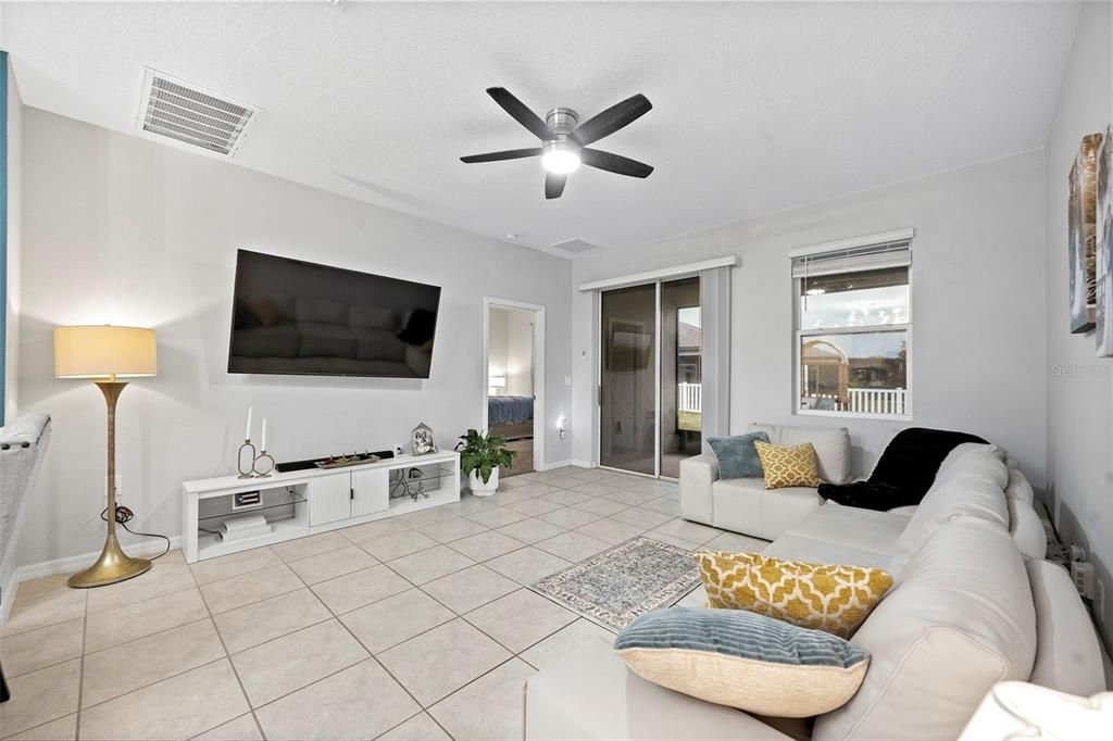 合同活跃: $335,000 (3 贝兹, 2 浴室, 1488 平方英尺)