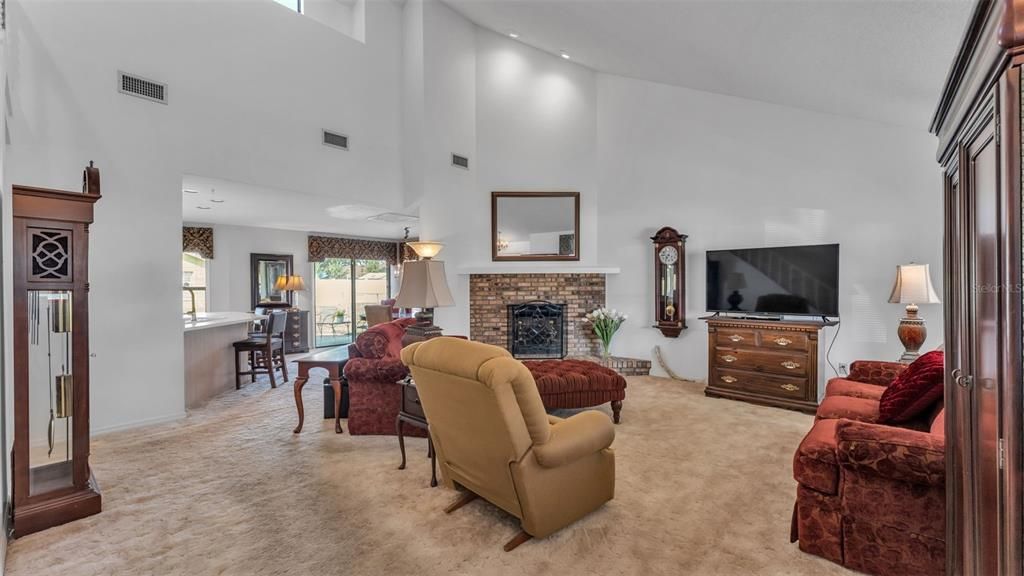 合同活跃: $360,000 (3 贝兹, 2 浴室, 1948 平方英尺)