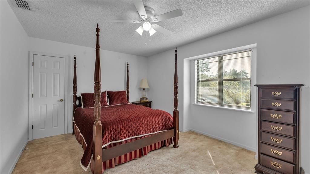 合同活跃: $360,000 (3 贝兹, 2 浴室, 1948 平方英尺)