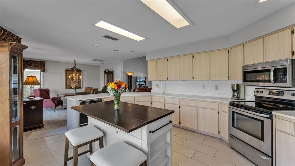 合同活跃: $360,000 (3 贝兹, 2 浴室, 1948 平方英尺)