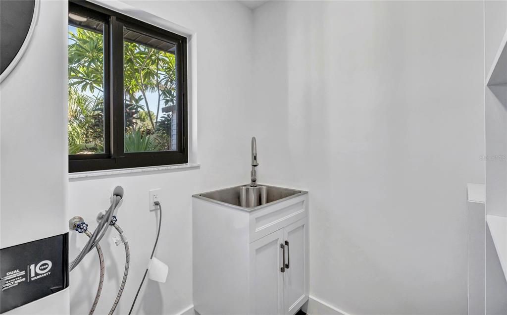 For Sale: $499,900 (2 beds, 2 baths, 1058 Square Feet)