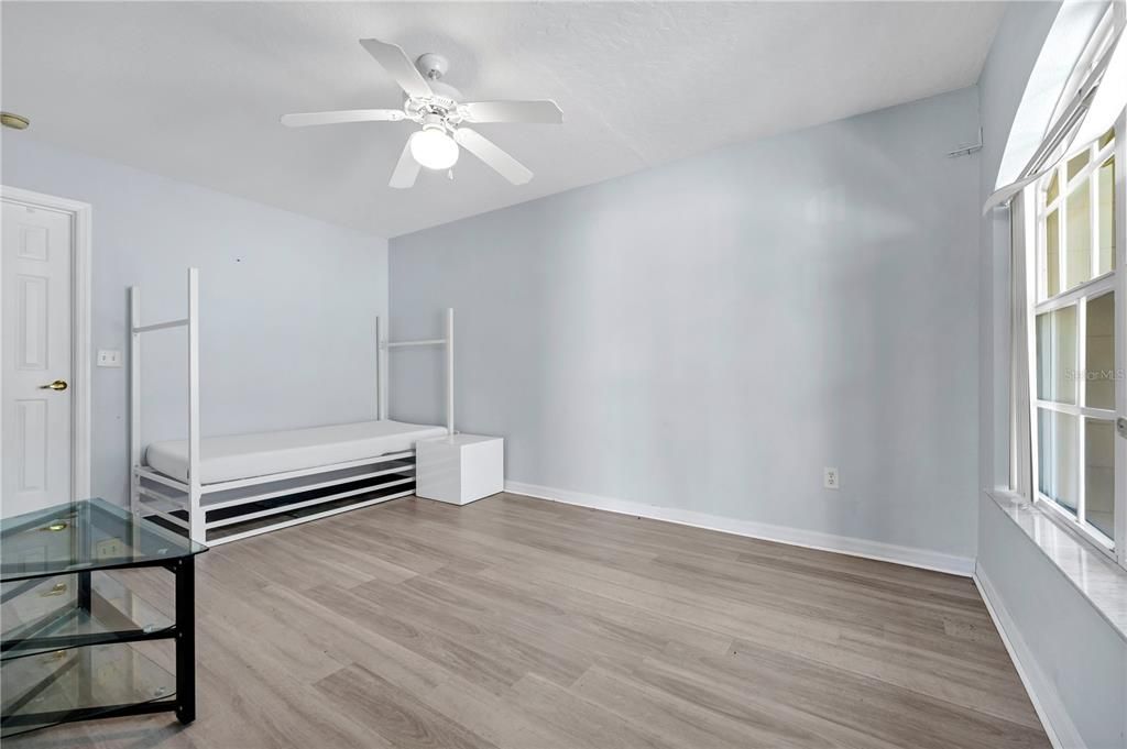 待售: $309,000 (4 贝兹, 3 浴室, 1881 平方英尺)