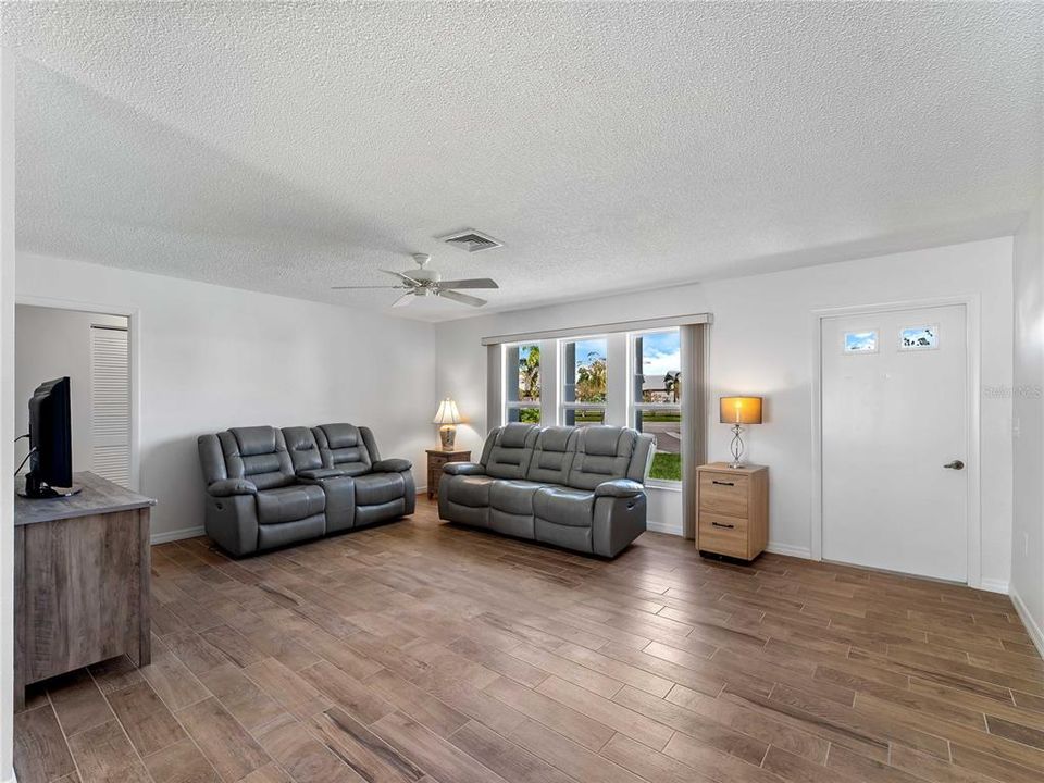 For Sale: $249,900 (2 beds, 2 baths, 1320 Square Feet)