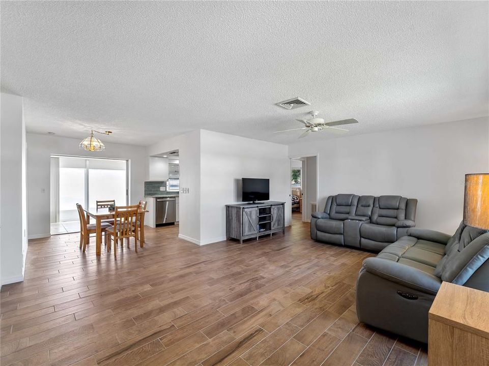 For Sale: $249,900 (2 beds, 2 baths, 1320 Square Feet)