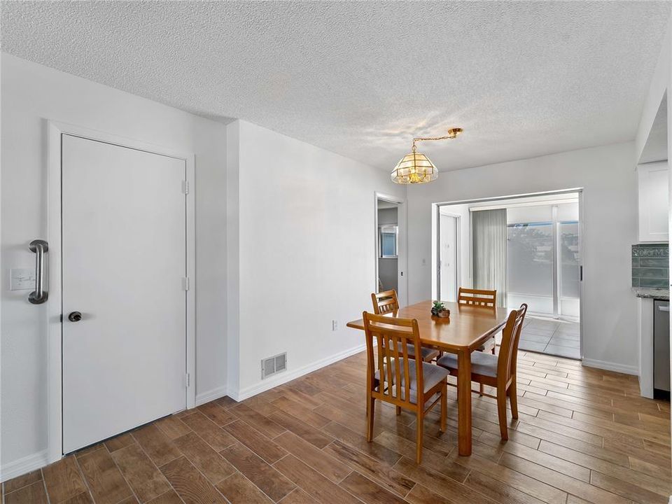 For Sale: $249,900 (2 beds, 2 baths, 1320 Square Feet)