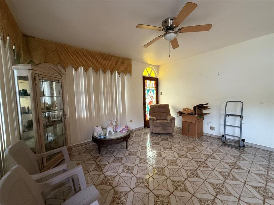 待售: $190,000 (4 贝兹, 3 浴室, 2000 平方英尺)