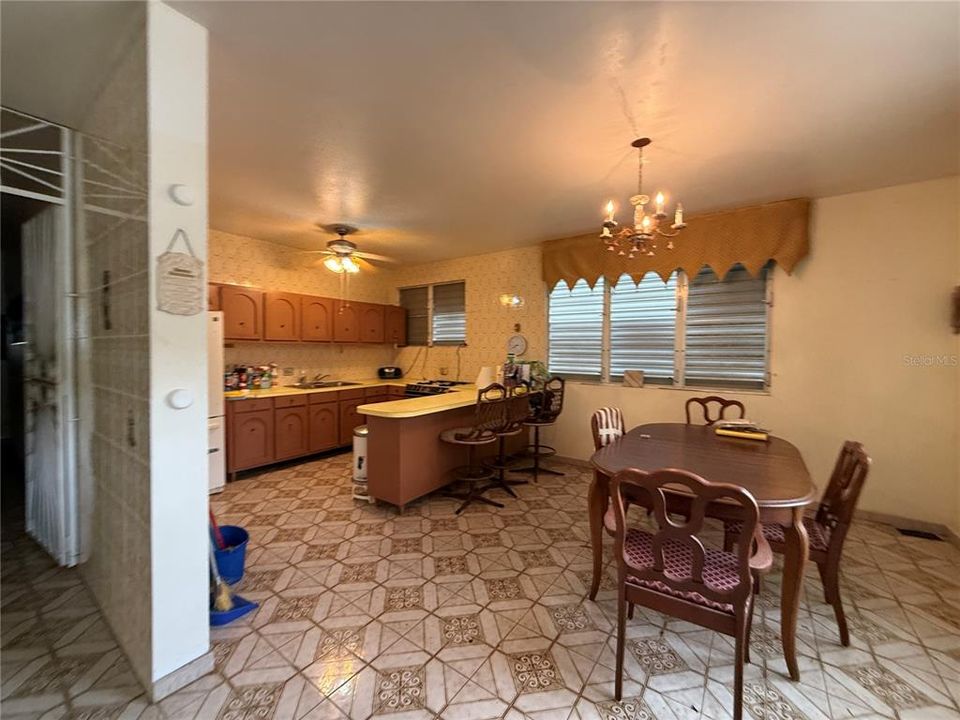 待售: $190,000 (4 贝兹, 3 浴室, 2000 平方英尺)