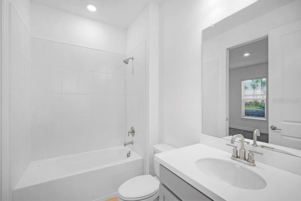 Activo con contrato: $429,999 (2 camas, 2 baños, 1689 Pies cuadrados)