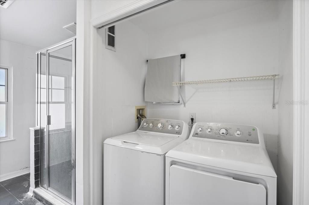 Activo con contrato: $359,900 (3 camas, 2 baños, 1283 Pies cuadrados)