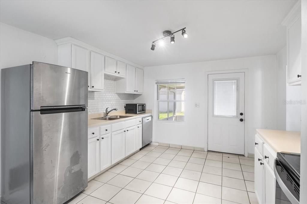 Activo con contrato: $359,900 (3 camas, 2 baños, 1283 Pies cuadrados)