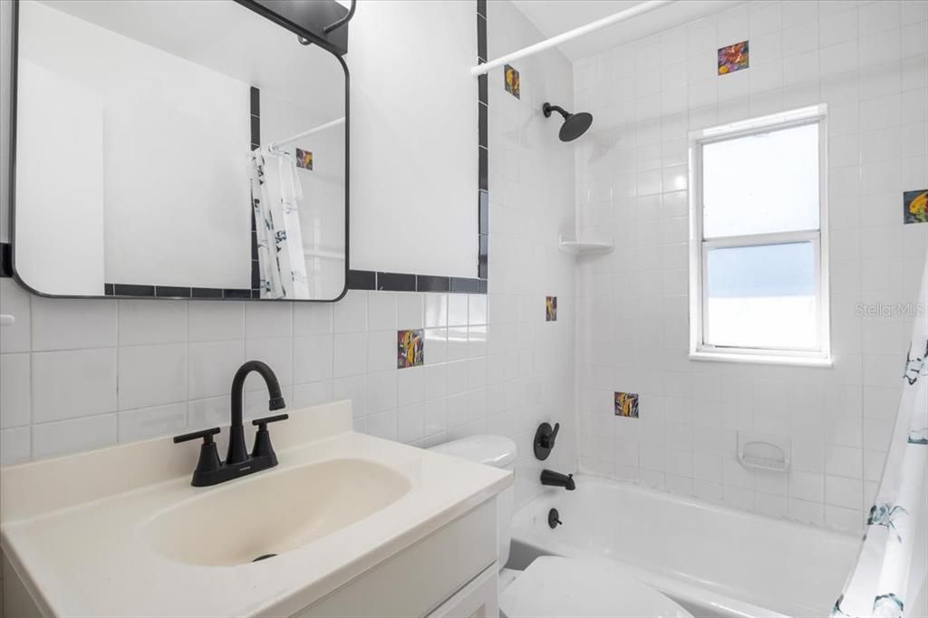 Activo con contrato: $359,900 (3 camas, 2 baños, 1283 Pies cuadrados)