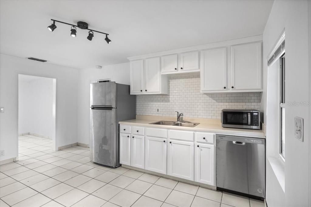 Activo con contrato: $359,900 (3 camas, 2 baños, 1283 Pies cuadrados)