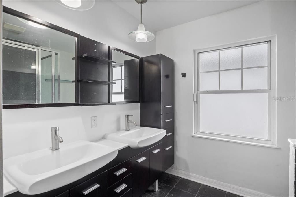 Activo con contrato: $359,900 (3 camas, 2 baños, 1283 Pies cuadrados)