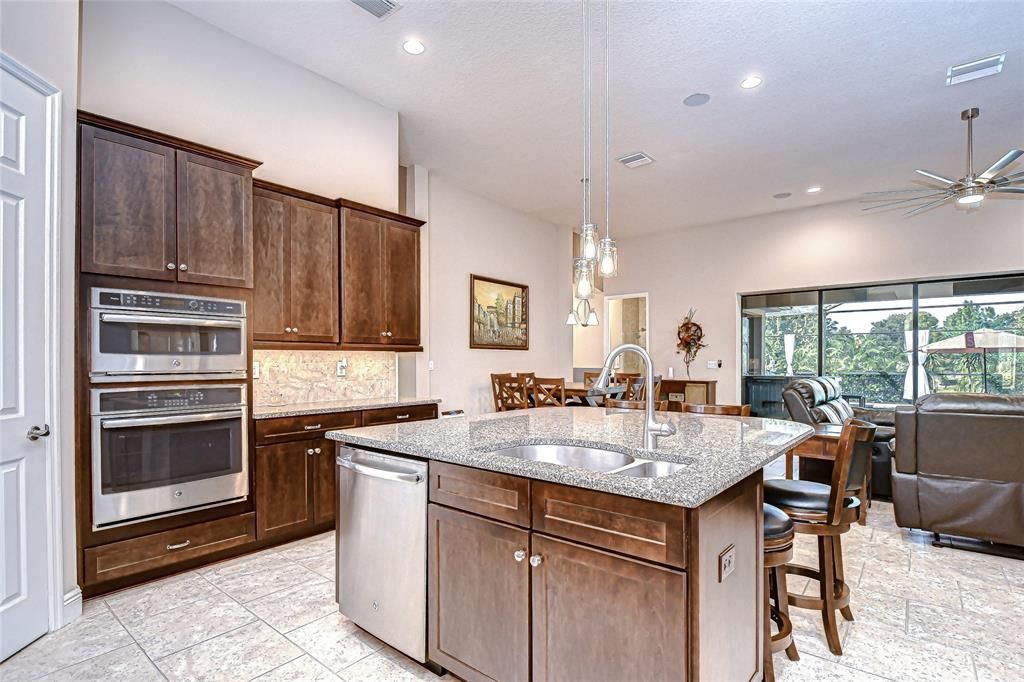 Под контрактом: $750,000 (4 спален, 3 ванн, 3213 Квадратных фут)