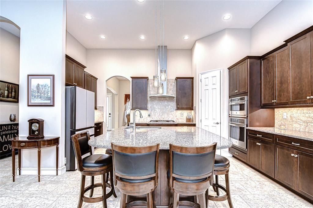 Под контрактом: $750,000 (4 спален, 3 ванн, 3213 Квадратных фут)