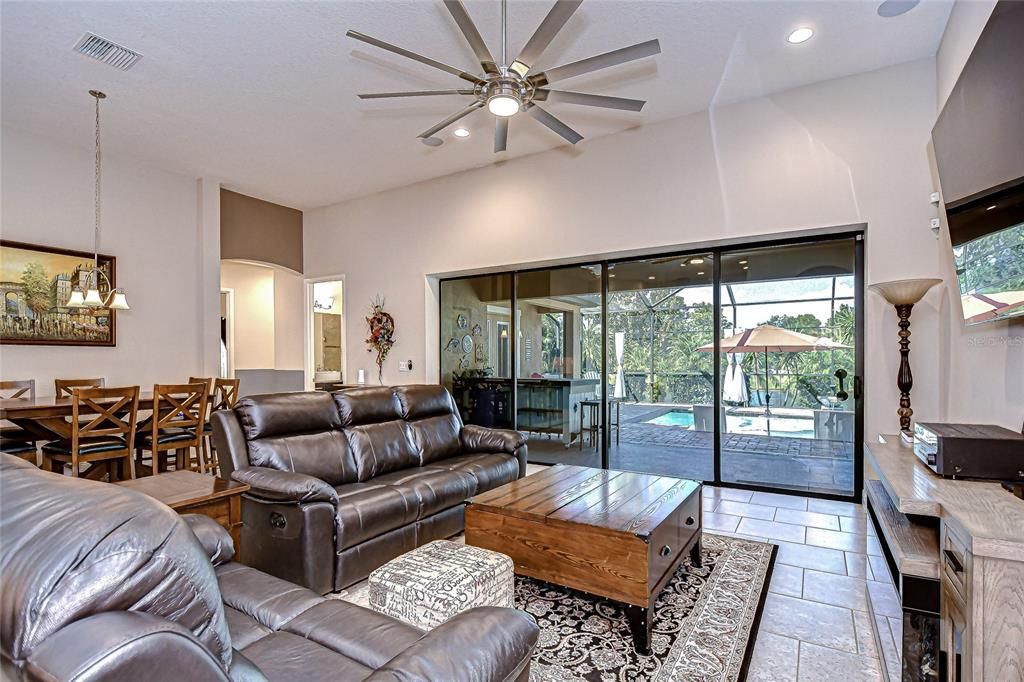 Под контрактом: $750,000 (4 спален, 3 ванн, 3213 Квадратных фут)