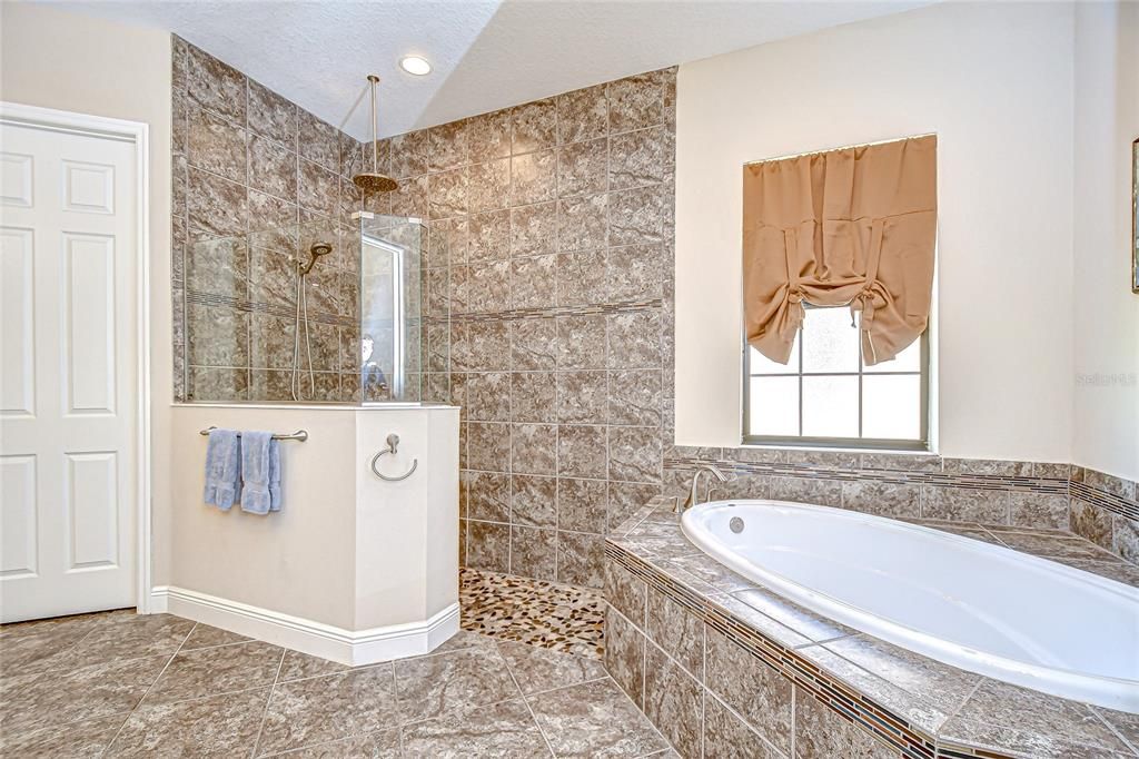 Под контрактом: $750,000 (4 спален, 3 ванн, 3213 Квадратных фут)