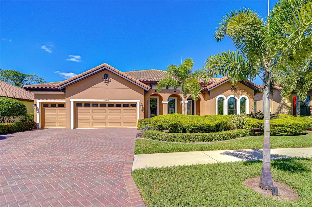 Под контрактом: $750,000 (4 спален, 3 ванн, 3213 Квадратных фут)